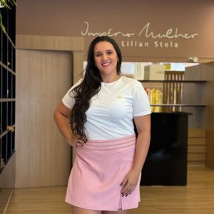 Short saia feminino rosa com cós elástico, detalhe frontal e caimento leve.