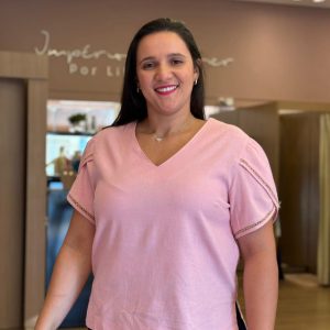 Blusa feminina elegante com decote V e mangas trabalhadas, modelagem confortável e tecido leve.