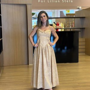 Vestido midi com bordado em relevo, alças finas e saia ampla, elegante e sofisticado para eventos especiais.