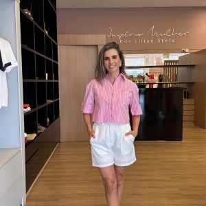 Modelo vestindo blusa camisa listrada rosa feminina elegante.