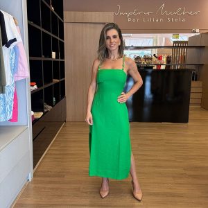 Vestido midi elegante verde com alças finas e fenda lateral, modelagem fluida e costas com amarração.