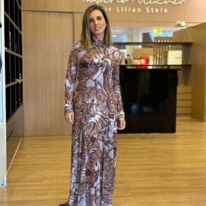 Modelo vestindo vestido longo estampado manga longa elegante com estampa.
