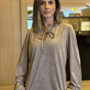 Blusa bege de manga longa com gola franzida e amarração frontal, tecido macio e modelagem solta.