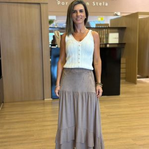 Saia midi taupe feminina em suede com modelagem fluida e recorte com babado, usada em look elegante.