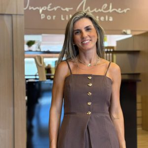 Blusa marrom feminina de alças finas com botões dourados frontais e modelagem elegante.