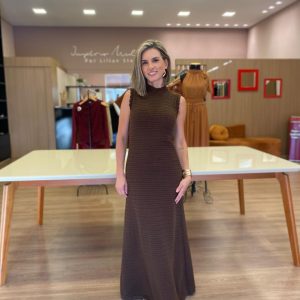 Vestido super midi marrom em tricot canelado com gola alta, modelagem reta e elegante, ideal para looks sofisticados e confortáveis.