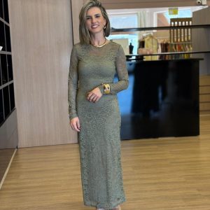 Vestido super midi verde em renda com manga longa , modelagem ajustada ao corpo e detalhe de transparência, ideal para ocasiões elegantes.