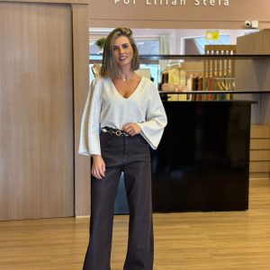 Calça sarja resinada de cintura alta com modelagem ampla e caimento elegante.