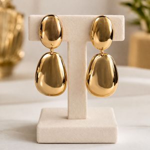 Brinco dourado com design orgânico duplo, moderno e elegante, ideal para compor looks sofisticados femininos.