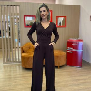 Macacão marrom longo com decote transpassado, manga longa e calça pantalona, elegante e sofisticado.