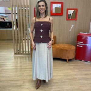 Vestido midi off white em malha leve, com caimento soltinho e comprimento abaixo do joelho.