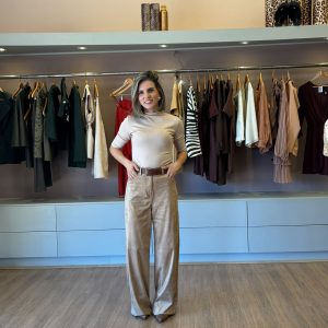 Modelo usando calça feminina em suede camel de modelagem reta e cintura alta