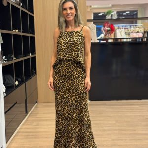Modelo usando conjunto feminino animal print de onça, composto por blusa de alças e saia longa fluida, ideal para looks elegantes, modernos e versáteis.