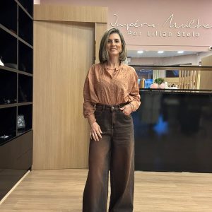 Calça marrom feminina de cintura alta com modelagem ampla e elegante.