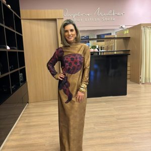 Vestido longo estampado feminino com mangas longas e modelagem elegante em tons terrosos.