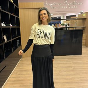 Saia longa preta em PU feminina com cintura alta e modelagem sofisticada.