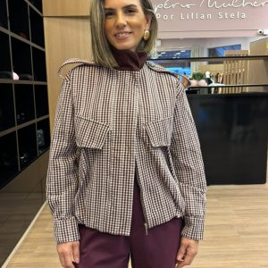 Jaqueta feminina xadrez de manga longa com modelagem moderna e acabamento elegante.