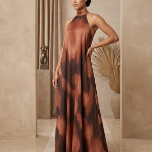 Vestido longo feminino estampado com gola alta, cava americana e modelagem fluida.