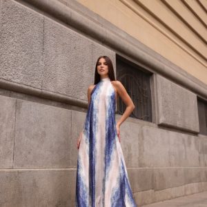 Vestido longo feminino estampado com gola alta, cava americana e modelagem fluida.